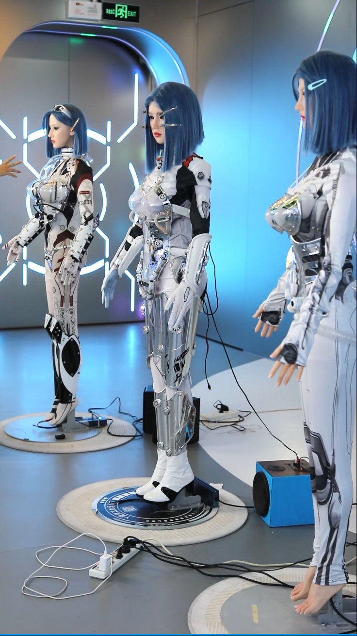 火星美女机器人群舞表演