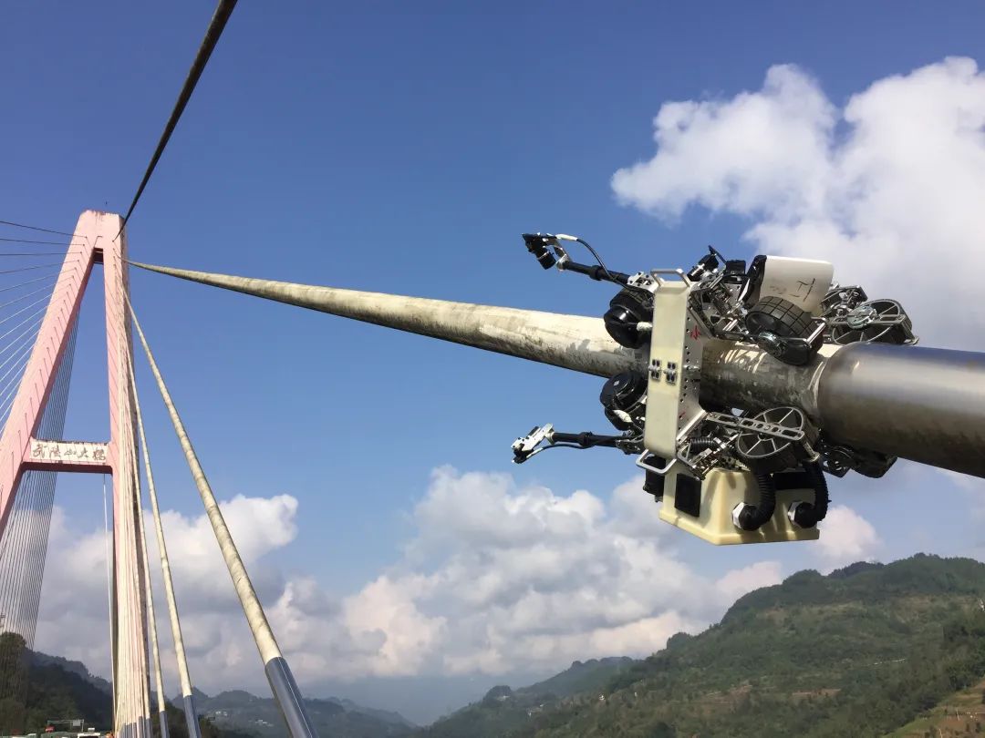 自主研发桥梁斜拉索检测机器人“上岗”，高效完成检测任务